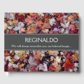 Gefallenes Herbstbuch lässt das Gästebuch der Haus (Vorderseite)