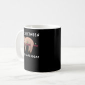 Gefangen zwischen dem IDC und dem idgaf Sloth Love Kaffeetasse (Vorderseite Links)