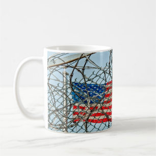 Gefängnis-Zaun und Flagge Kaffeetasse