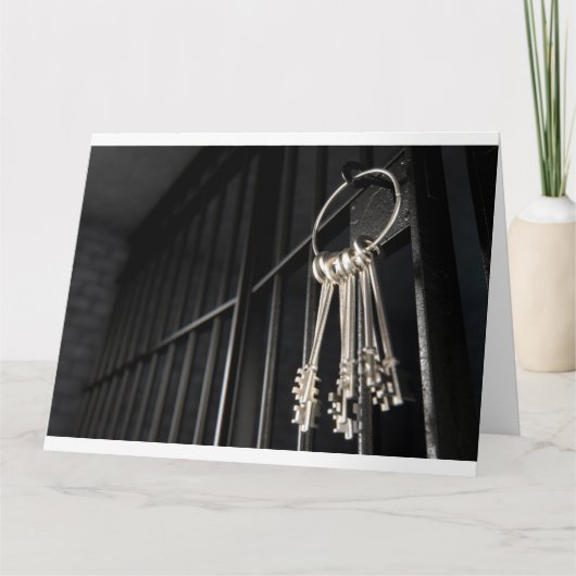 Gefängniszelle mit offener Tür und Haufen von Schl Karte (Vorderseite)