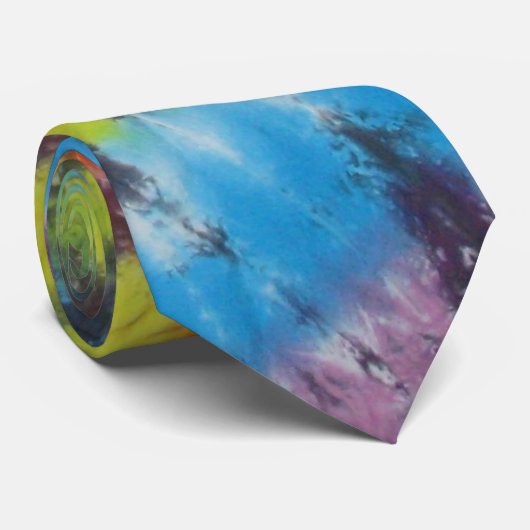 GEFÄRBTE KRAWATTE 4 (Gerollt)