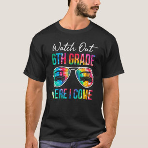Gefärbte Krawatte Achten Sie auf 6. Klasse Hier ko T-Shirt
