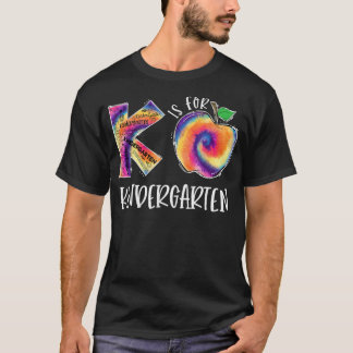 Gefärbte Krawatte K ist für Kindergartenlehrer wie T-Shirt