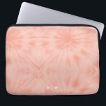 Gefärbte Krawatte | Korallenrosa Moderne Pastelle Laptopschutzhülle<br><div class="desc">Eine einfache gefärbte Krawatte mit einer sanften, pastellfarbenen, rosa Korallenpalette. Das perfekte Trend Geschenk oder Accessoire kann einfach mit Ihrem Namen, Initialen, Monogramm, Hashtag oder Slogan angepasst werden! Krawatte-Dye macht gerade ein großes Comeback und ist offiziell der größte Trend des Jahres! Wir denken, Krawatte-Färbung ist völlig krass und der psychedelische...</div>