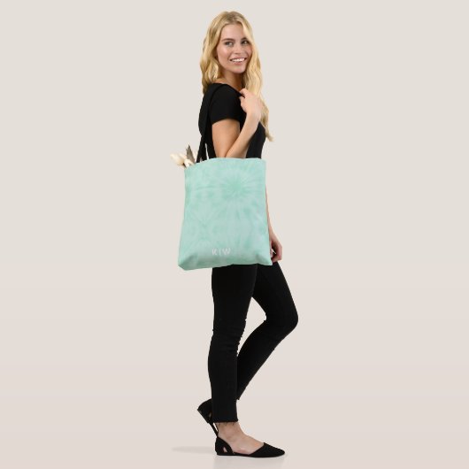Gefärbte Krawatte | Pastell Minze Green Monogram Tasche (Am Model)