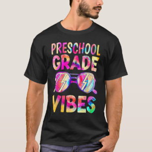Gefärbte Krawatte Preschool vibes Lehrer ersten Ta T-Shirt