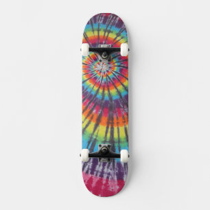 Gefärbte Krawatte wirbeln Skateboard