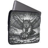 Geflügelter Eulen-Sentinel von BurnsInHell Laptopschutzhülle (Vorne Rechts)