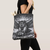 Geflügelter Eulen-Sentinel von BurnsInHell Tasche (Von Nahem)