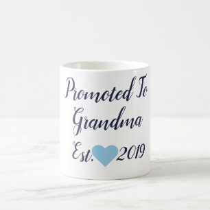 Gefördert zur Großmutter-Marine u. zur hellblaue Kaffeetasse