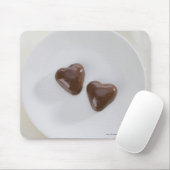 Geformte Pralinen des Herzens auf einer Platte Mousepad (Mit Mouse)