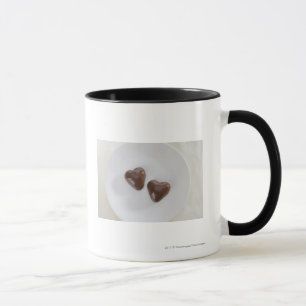 Geformte Pralinen des Herzens auf einer Platte Tasse
