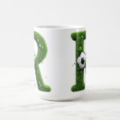 Geformter Grasbuchstabe mit Fußbällen Kaffeetasse (Mittel)