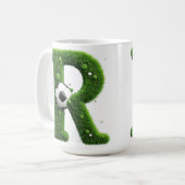 Geformter Grasbuchstabe mit Fußbällen Kaffeetasse (Vorderseite Links)
