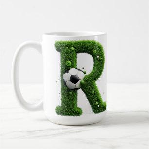Geformter Grasbuchstabe mit Fußbällen Kaffeetasse