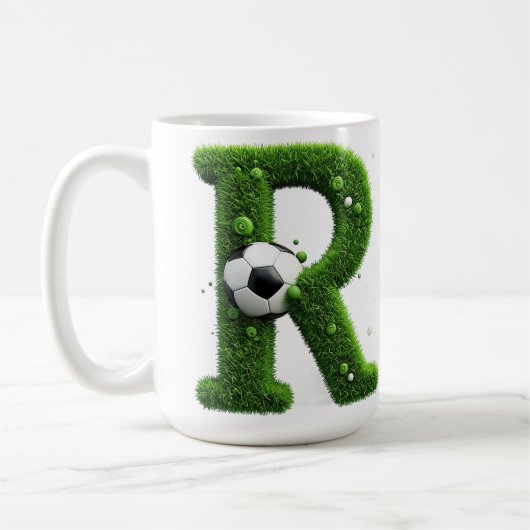 Geformter Grasbuchstabe mit Fußbällen Kaffeetasse (Links)