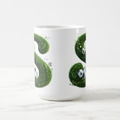 Geformter Grasbuchstabe mit Fußbällen Kaffeetasse (Mittel)
