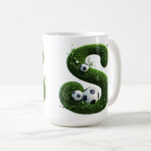 Geformter Grasbuchstabe mit Fußbällen Kaffeetasse (VorderseiteRechts)