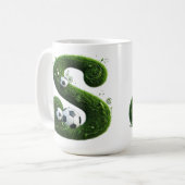 Geformter Grasbuchstabe mit Fußbällen Kaffeetasse (Vorderseite Links)