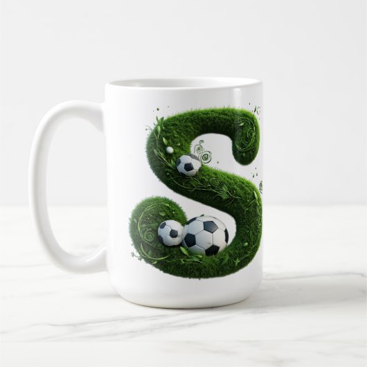 Geformter Grasbuchstabe mit Fußbällen Kaffeetasse (Links)