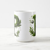 Geformter Grasbuchstabe mit Fußbällen Kaffeetasse (Mittel)