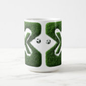 Geformter Grasbuchstabe mit Fußbällen Kaffeetasse (Mittel)