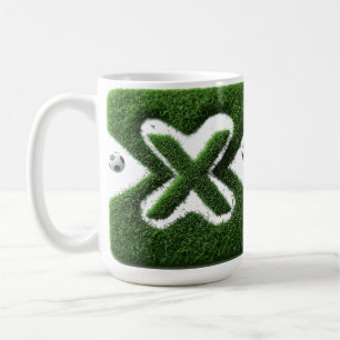 Geformter Grasbuchstabe mit Fußbällen Kaffeetasse