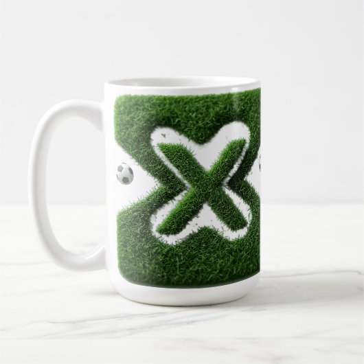 Geformter Grasbuchstabe mit Fußbällen Kaffeetasse (Links)