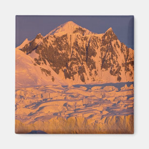 gefrorene glaziale Berglandschaft entlang der Magnet
