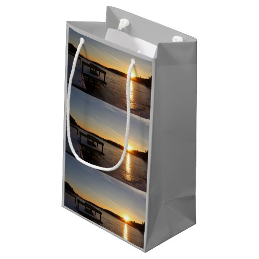 Gefrorene Reflexion Kleine Geschenktüte (Rückseite Schrägansicht)