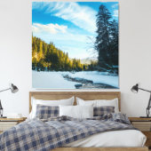 gefrorener Bergfluss zwischen Wald im Winter Leinwanddruck (Insitu (Schlafzimmer))
