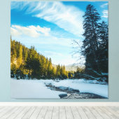 gefrorener Bergfluss zwischen Wald im Winter Leinwanddruck (Insitu (Holzboden))