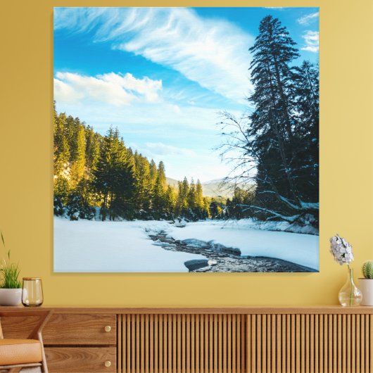 gefrorener Bergfluss zwischen Wald im Winter Leinwanddruck (Insitu (Wohnzimmer))
