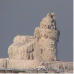 Gefrorener Cleveland-Leuchtturm Freistehende Fotoskulptur<br><div class="desc">Im Dezember 2010, für ungefähr zwei und eine Hälfte Woche, wurde der Leuchtturm in Cleveland-Hafen vollständig vorbei eingefroren und bildete ein sculture Eis des Fuß groß 78. Interessante, weil dieses Weltschlagzeilen, als seltsamer Anblick in Cleveland-Hafen machte, wird das Licht automatisiert und dieses des Jahres (2011) Kennzeichen 100 Jahre dieser Leuchtturm...</div>