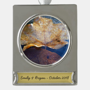 Gefrorenes gelbes Ahornblatt Herbst Natur Banner-Ornament Silber