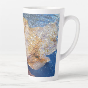 Gefrorenes gelbes Ahornblatt Herbst Natur Milchtasse