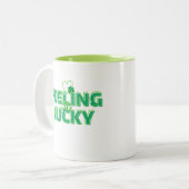 Gefühl Lucky Retro Zitat St Patrick's Day Zweifarbige Tasse (Vorderseite Links)