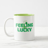 Gefühl Lucky Retro Zitat St Patrick's Day Zweifarbige Tasse (Links)