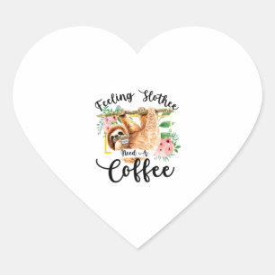 Gefühl Slothee braucht einen Kaffee Herz-Aufkleber