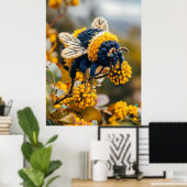 Gefühlte Hummel auf blühenden Blumen Poster (Heimbüro)