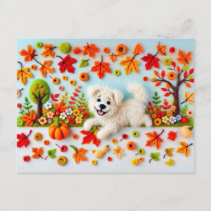 Gefühlter Hund spielt in einem herbstlichen Garten Postkarte