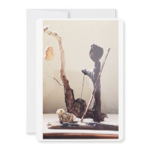 Gefundenes Einzelteiltreibholz und Steinskulptur