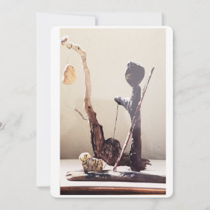 Gefundenes Einzelteiltreibholz und Steinskulptur Feiertagskarte