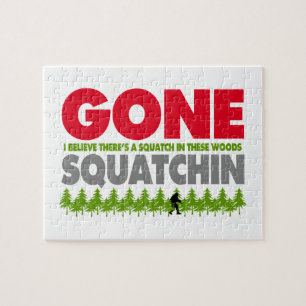 Gegangenes Squatchin Bigfoot, der im Holz sich Puzzle