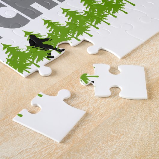Gegangenes Squatchin Bigfoot, der im Holz sich Puzzle (Seite)