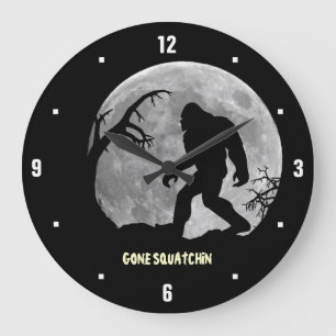Gegangenes Squatchin mit Mond und Silhouette Große Wanduhr