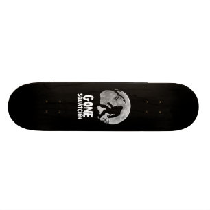Gegangenes Squatchin mit Mond und Silhouette Skateboard