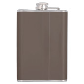 Gegen eine stilvolle braune Mauer Flachmann (Rückseite)