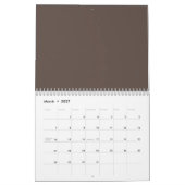 Gegen eine stilvolle braune Mauer Kalender (Mär 2027)