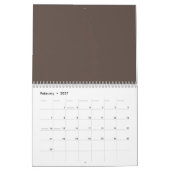Gegen eine stilvolle braune Mauer Kalender (Feb 2027)